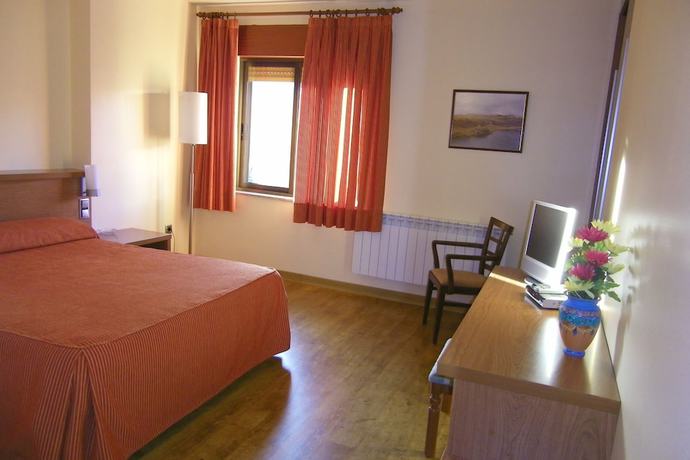 Imagen de la habitación del Hotel Restaurante Don Pepe, Galende. Foto 17