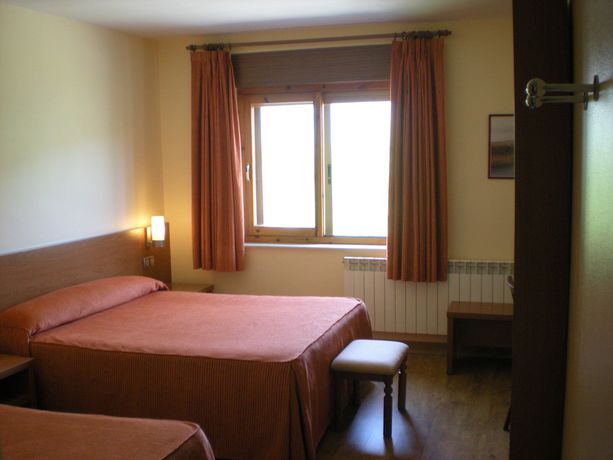 Imagen de la habitación del Hotel Restaurante Don Pepe, Galende. Foto 18