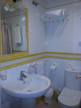 Imagen de la habitación del Hotel Restaurante El Castillo, Olmillos de Sasam&oacute;n. Foto 3