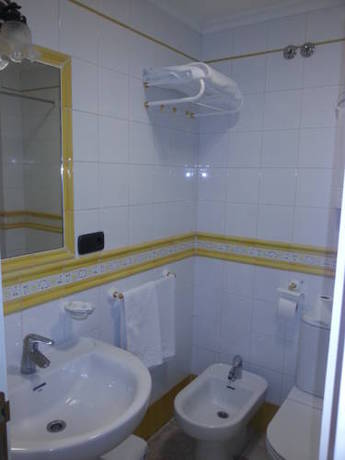 Imagen de la habitación del Hotel Restaurante El Castillo, Olmillos de Sasam&oacute;n. Foto 8