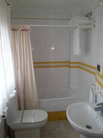 Imagen de la habitación del Hotel Restaurante El Castillo, Olmillos de Sasam&oacute;n. Foto 11