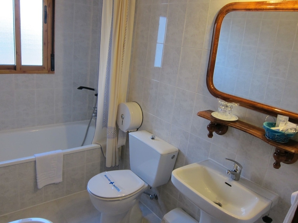 Imagen de la habitación del Hotel Restaurante El Lago. Foto 8