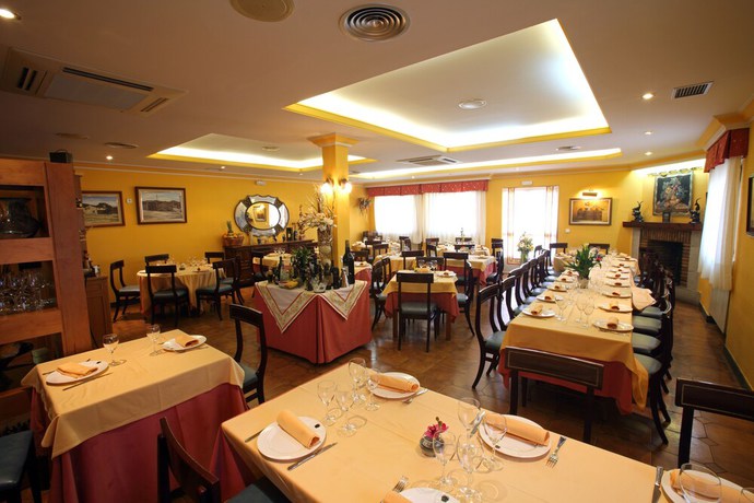 Imagen del bar/restaurante del Hotel Restaurante El Pent&aacute;gono. Foto 3