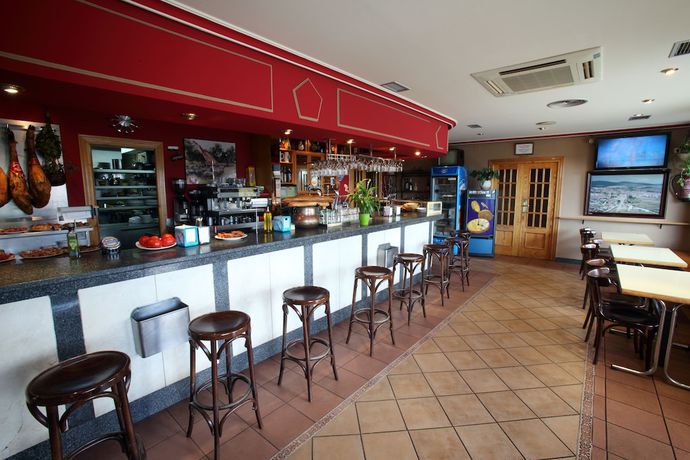 Imagen del bar/restaurante del Hotel Restaurante El Pent&aacute;gono. Foto 4