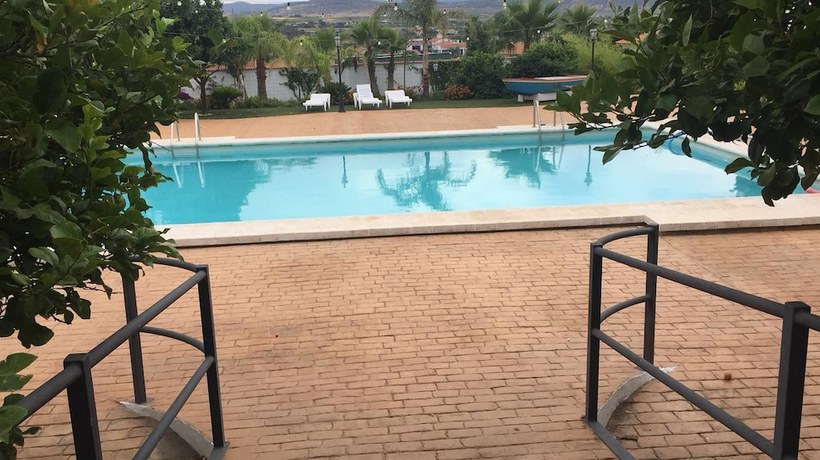 Imagen de la piscina del Hotel Restaurante Kika. Foto 20