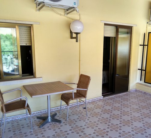 Imagen de los exteriores del Hotel Restaurante La Teja. Foto 14