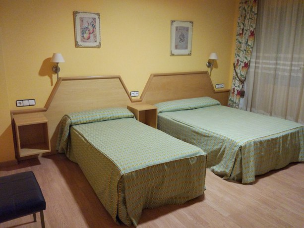 Imagen de la habitación del Hotel Restaurante Los Rosales. Foto 11