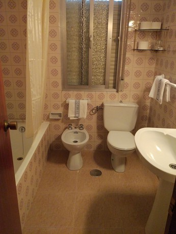 Imagen de la habitación del Hotel Restaurante Los Rosales. Foto 12