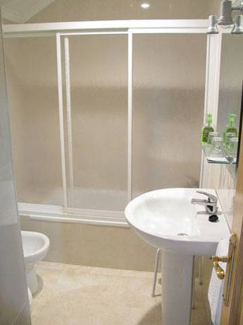 Imagen de la habitación del Hotel Restaurante Los Tulipanes. Foto 4