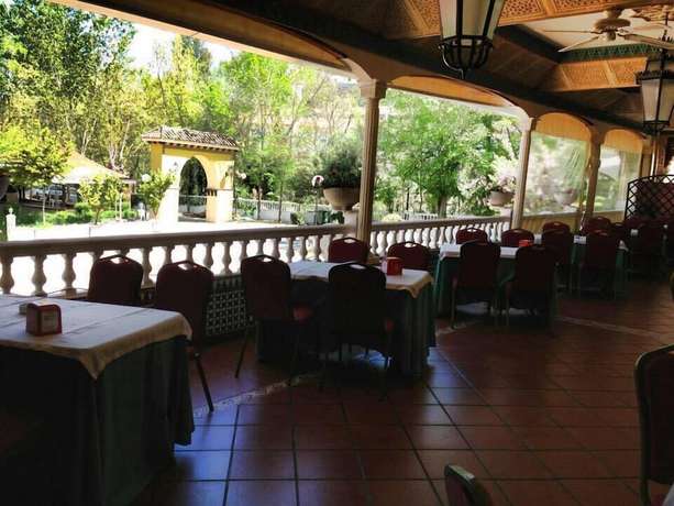 Imagen de los exteriores del Hotel Restaurante Montserrat. Foto 14