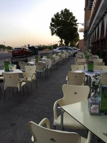 Imagen de los exteriores del Hotel Restaurante Montserrat. Foto 16