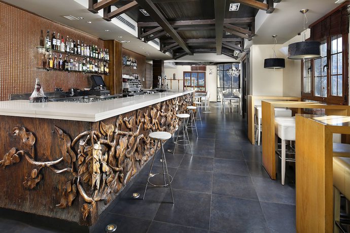 Imagen del bar/restaurante del Hotel Restaurante Revestido. Foto 2