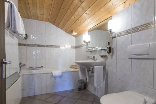 Imagen de la habitación del Hotel Restorant Engiadina Ftan. Foto 4