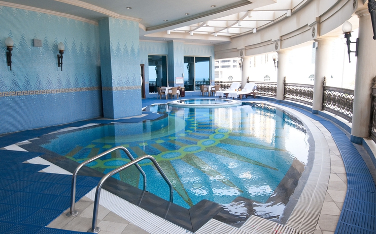 Imagen de la piscina del Hotel Retaj Al Rayyan. Foto 12