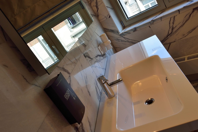 Imagen de la habitación del Hotel Retro, Bruselas. Foto 5