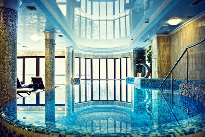 Imagen de la piscina del Hotel Retro Riverside Wellness Resort. Foto 14