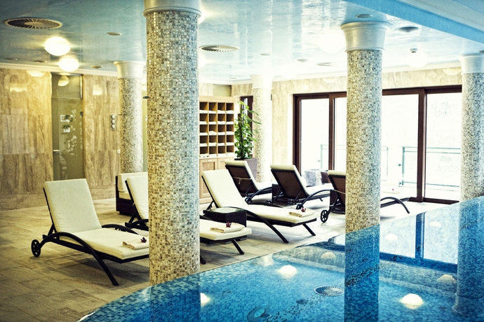 Imagen de la piscina del Hotel Retro Riverside Wellness Resort. Foto 16