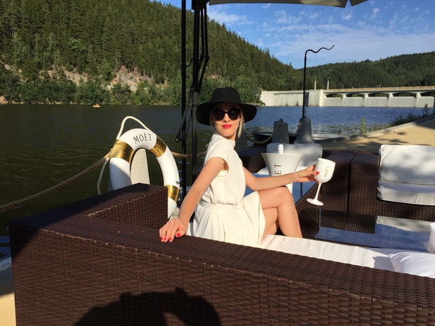 Imagen de los exteriores del Hotel Retro Riverside Wellness Resort. Foto 11