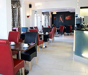 Imagen del bar/restaurante del Hotel Revado. Foto 2