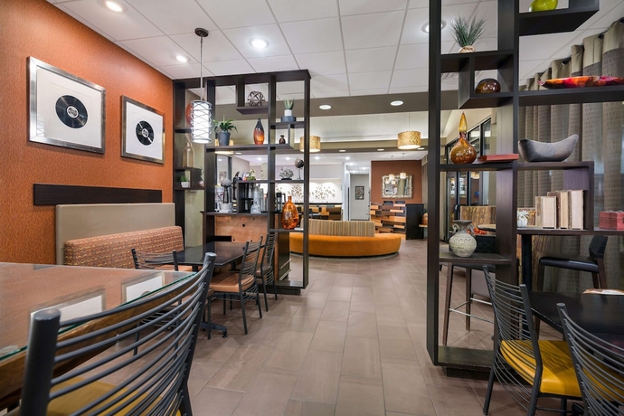 Imagen de los interiores del Hotel Revel Minot, SureStay Collection by Best Western. Foto 18