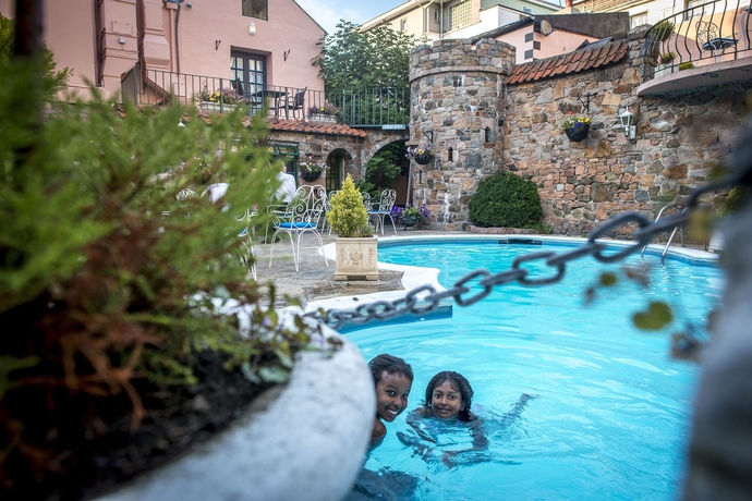 Imagen de la piscina del Hotel Revere Hotel. Foto 16