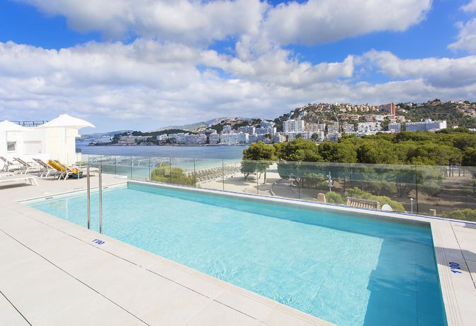 Imagen de la piscina del Hotel Reverence Life. Foto 21