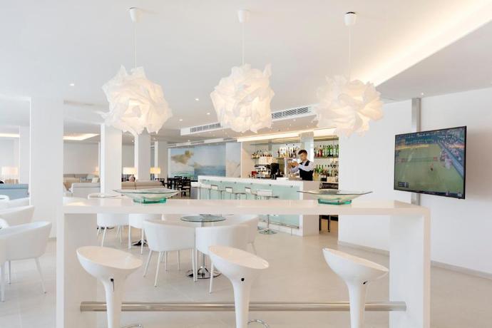 Imagen del bar/restaurante del Hotel Reverence Mare - Adults Only. Foto 2