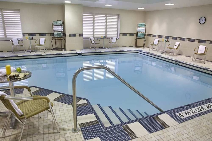 Imagen de la piscina del Hotel Revery Toronto Downtown, Curio Collection by Hilton. Foto 16