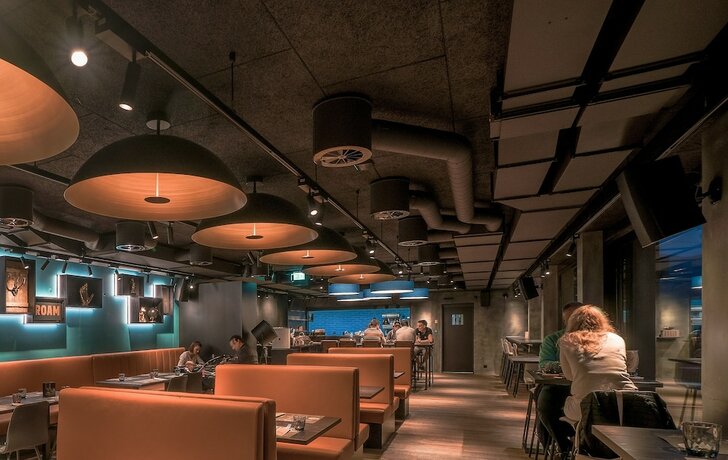 Imagen del bar/restaurante del Hotel Revier Mountain Lodge Adelboden. Foto 10