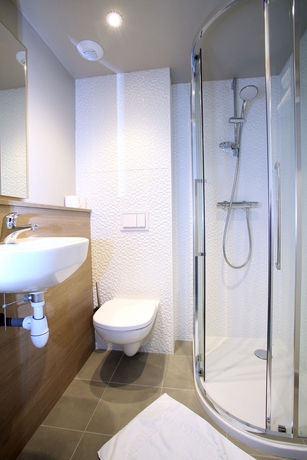 Imagen de la habitación del Hotel Revotel. Foto 8