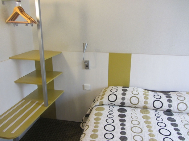 Imagen de la habitación del Hotel Revotel. Foto 10