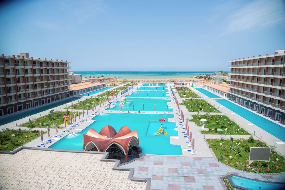 Imagen de la piscina del Hotel Rewaya Majestic Resort. Foto 14