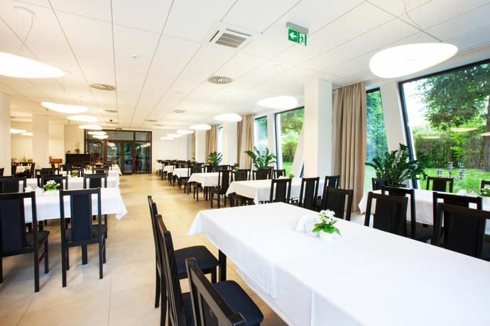 Imagen del bar/restaurante del Hotel Rewita Korab. Foto 2