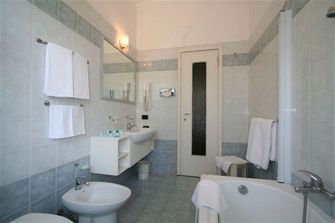 Imagen de la habitación del Hotel Rex Milano. Foto 6