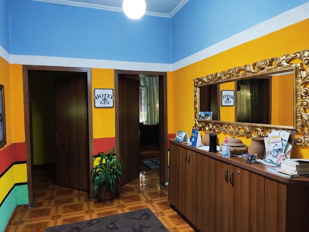 Imagen del bar/restaurante del Hotel Rex, Tirana. Foto 4