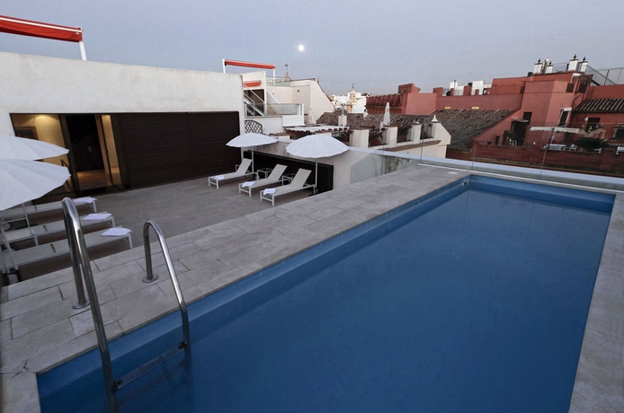 Imagen de la piscina del Hotel Rey Alfonso X. Foto 16