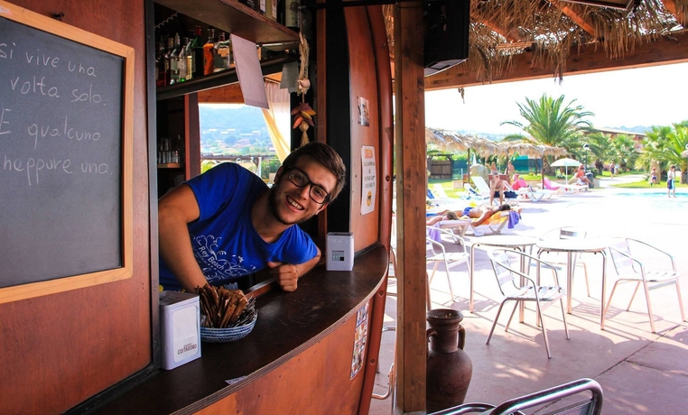 Imagen de la piscina del Hotel Rey Beach Club. Foto 17