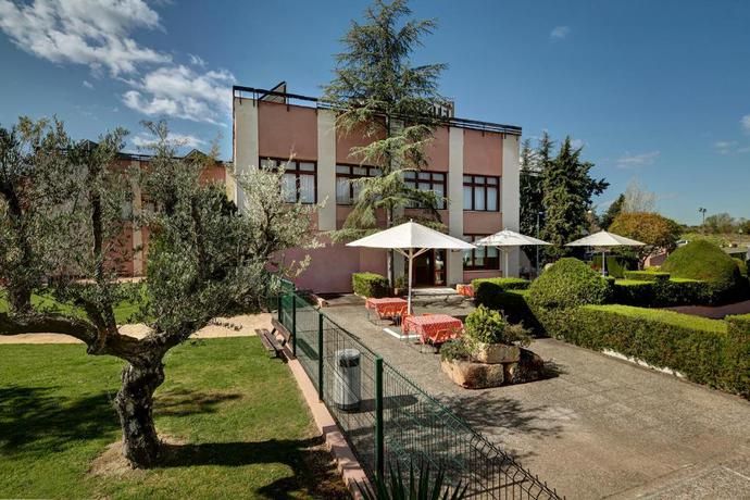 Imagen de los exteriores del Hotel Rey Sancho Ramirez. Foto 13