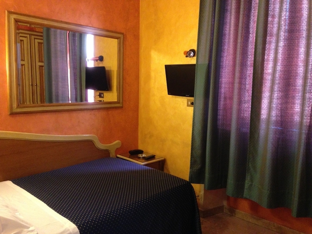 Imagen de la habitación del Hotel Rey, Tur&iacute;n. Foto 7