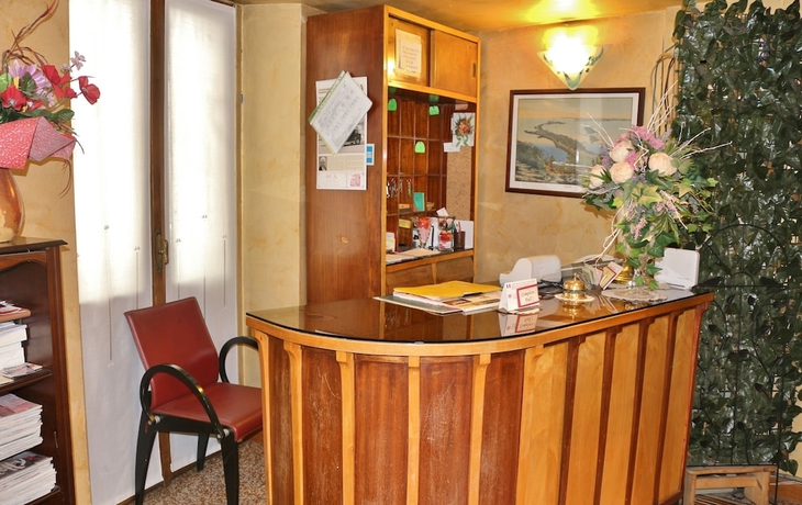Imagen de los interiores del Hotel Rey, Tur&iacute;n. Foto 18
