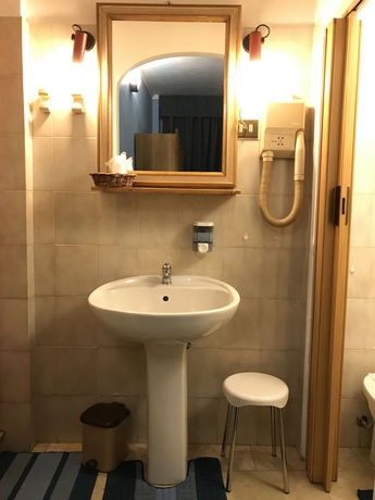 Imagen de la habitación del Hotel Rey, Tur&iacute;n. Foto 15