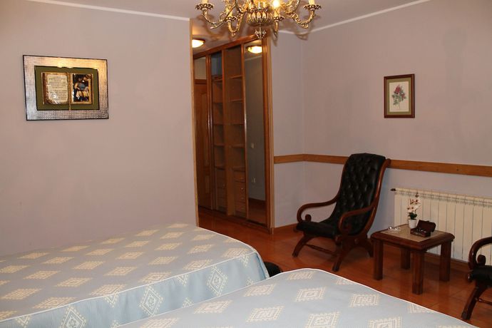 Imagen de la habitación del Hotel Reyes Astures. Foto 10