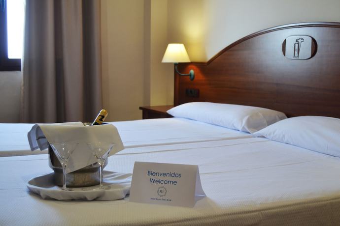 Imagen de la habitación del Hotel Reyes Ziríes. Foto 5