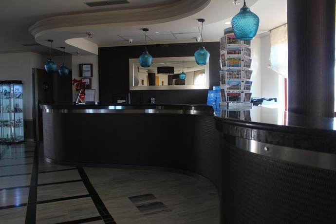 Imagen de los interiores del Hotel Reyes Ziríes. Foto 8