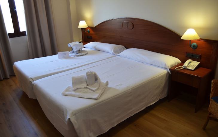 Imagen de la habitación del Hotel Reyes Ziríes. Foto 7