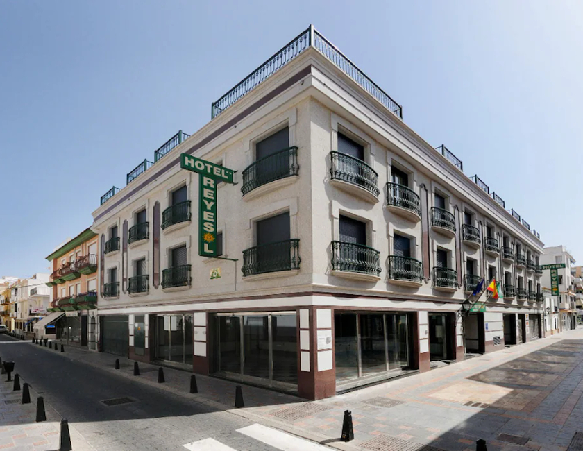 Imagen de los exteriores del Hotel Reyesol. Foto 27