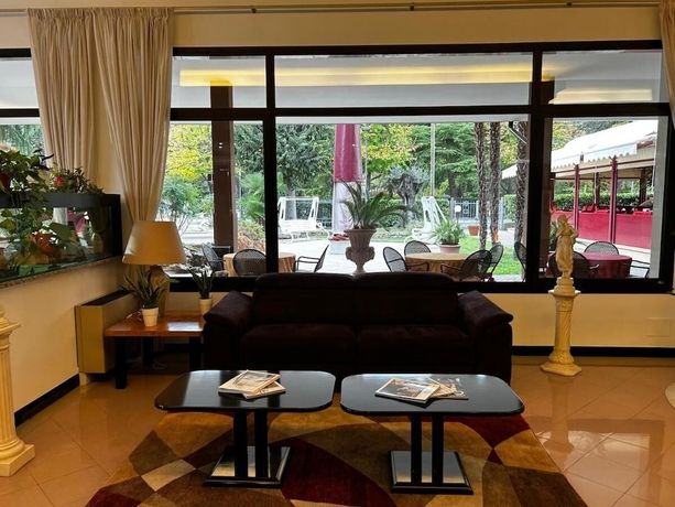Imagen de los interiores del Hotel Rey's. Foto 11