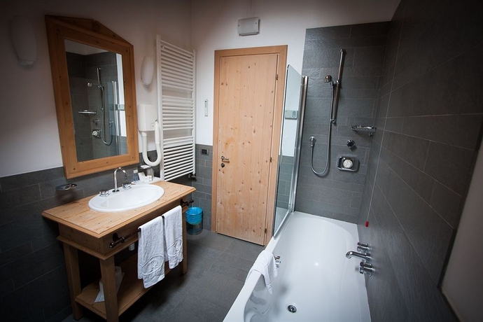 Imagen de la habitación del Hotel Rezia. Foto 9