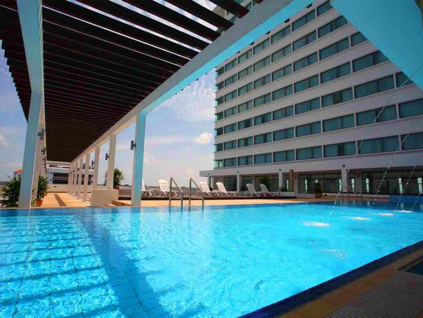 Imagen de la piscina del Hotel Rh. Foto 7