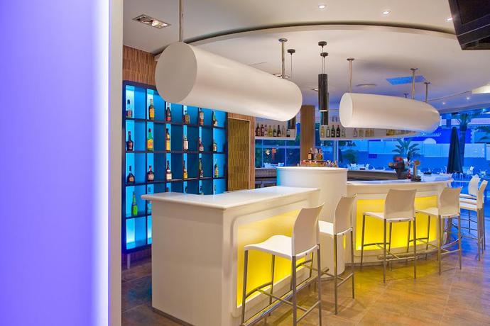 Imagen del bar/restaurante del Hotel Rh Royal- Adults Only. Foto 2